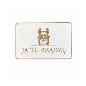 Biała jednostronnie tabliczka dekoracyjna alpaka Ja tu rządzę z płyty HDF o wymiarach 15x10 cm.