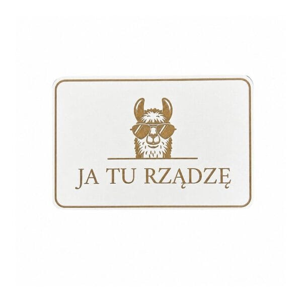 Biała jednostronnie tabliczka dekoracyjna alpaka Ja tu rządzę z płyty HDF o wymiarach 15x10 cm.
