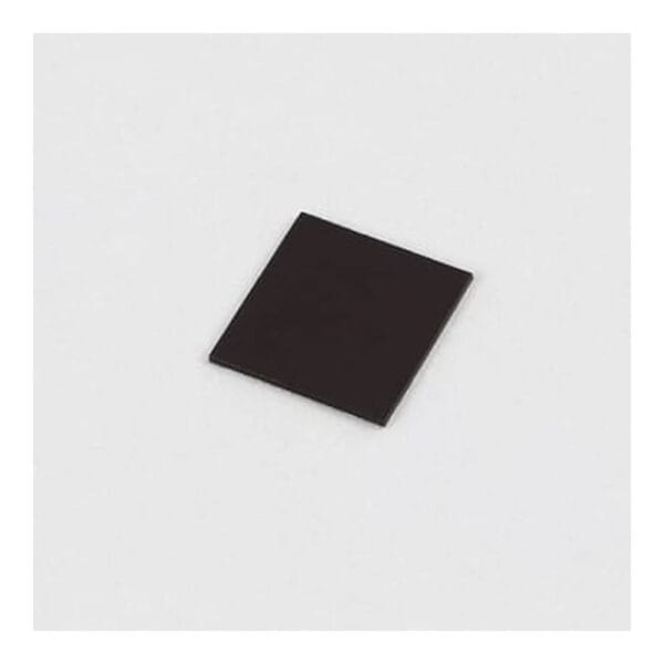 Pojedynczy czarny prostokąt taśmy magnetycznej samoprzylepnej o wymiarach 25 x 20 mm na gładkim jasnym tle.