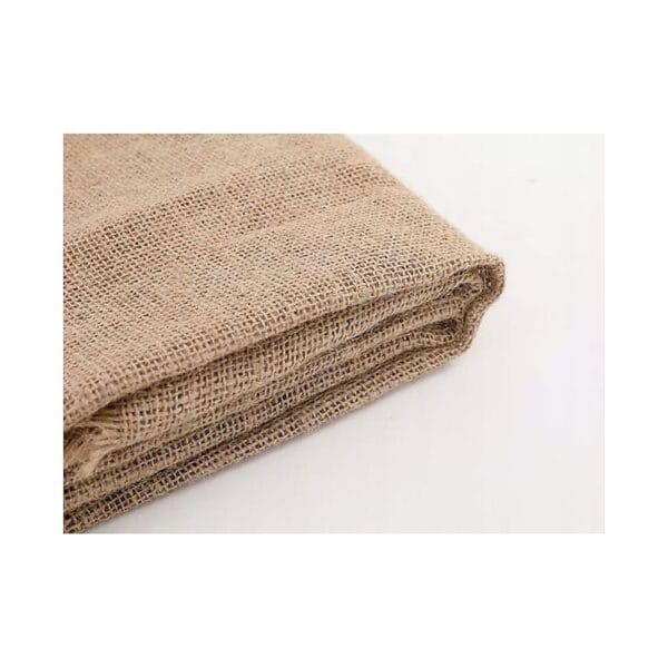 Tkanina Jutowa Naturalna 160 x 100 cm Gruba 320 g/m2 DIY Dekoracje Gruba tkanina jutowa naturalna 160 x 100 cm w kolorze brązowym, złożona w kostkę na jasnym tle.