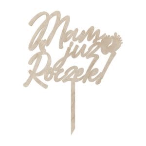 Topper drewniany "Mam Roczek" ze sklejki z wyciętym laserowo napisem i stópkami na patyczku.