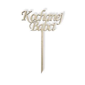 Topper drewniany z napisem „Kochanej Babci” wycięty laserowo ze sklejki o wymiarach 19,5 x 12,8 cm.