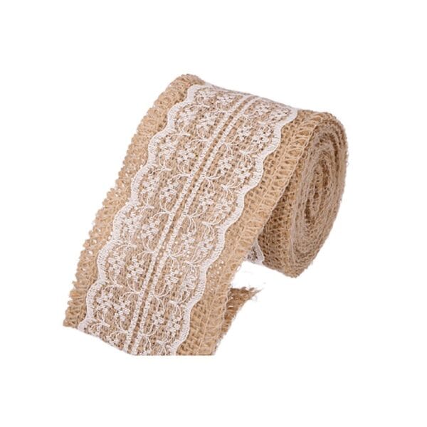 Wstążka Jutowa z Białą Koronką Dekoracyjna Taśma 6 cm x 2 m Zwinięta wstążka jutowa z białą koronką o szerokości 6 cm i długości 2 m na białym tle.