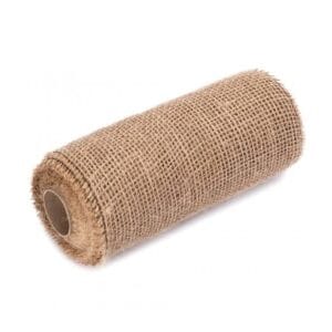 Rolka naturalnej wstążki z juty o szerokości 20 cm i długości 5 m w rustykalnym stylu.