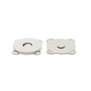 Srebrne zapięcie magnetyczne 18 mm do torebek i akcesoriów DIY pokazane w dwóch elementach.