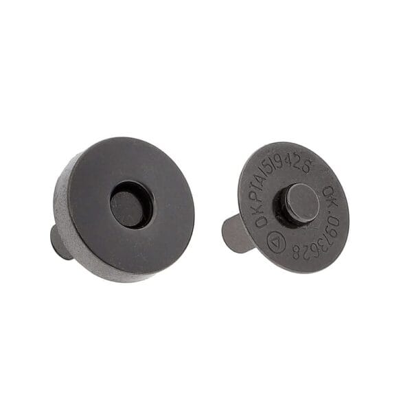 Zapięcie magnetyczne czarne 18x18 mm do torebek i odzieży w widoku dwóch elementów składowych z grawerem na powierzchni.