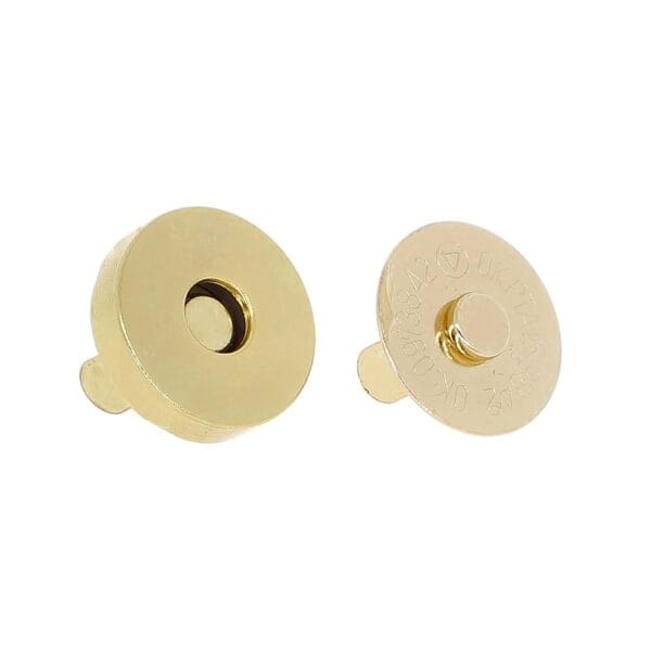 Złote zapięcie magnetyczne 18 x 18 mm z wąsami, widoczne w dwóch elementach od góry i od dołu.