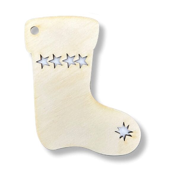 Zawieszka Drewniana Sklejka Laser Cięta 6,8 x 8,5 cm 1 szt Drewniana zawieszka w kształcie świątecznej skarpety z wyciętymi gwiazdkami, wykonana metodą cięcia laserowego.