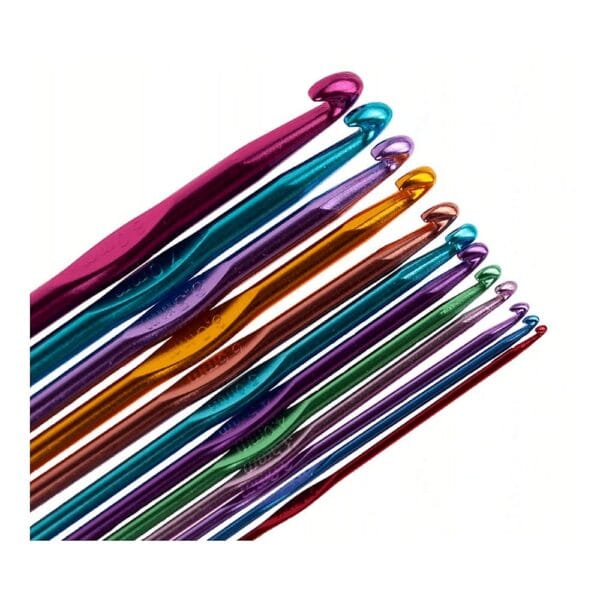 Zestaw 12 Szydełek Aluminiowych 2-8 mm z Etui Zestaw 12 aluminiowych szydełek w rozmiarach od 2 do 8 mm ułożonych diagonalnie według wielkości.