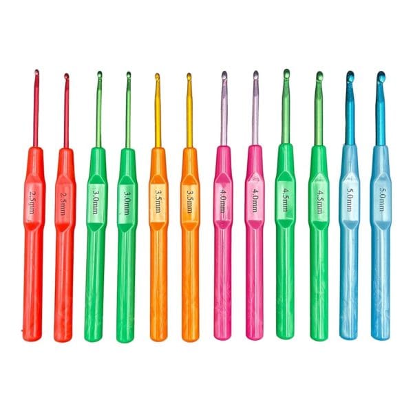 Zestaw 12 Szydełek Ergonomicznych z Miękką Rączką (2,5 mm-5 mm) Zestaw 12 kolorowych szydełek ergonomicznych z miękką rączką w rozmiarach od 2,5 mm do 5 mm.