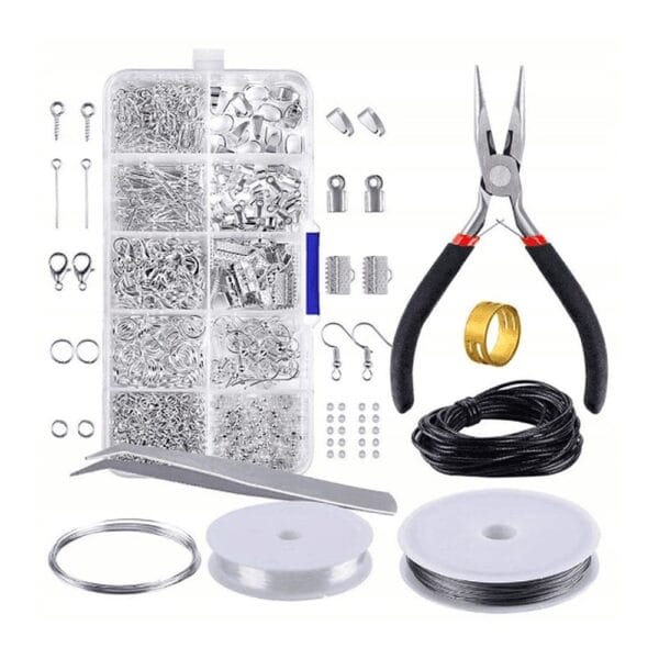Zestaw do Tworzenia Biżuterii DIY 917 Elementów z Narzędziami Zestaw do tworzenia biżuterii DIY 917 elementów z narzędziami, w tym szczypcami, koralikami, półfabrykatami i sznurkami.
