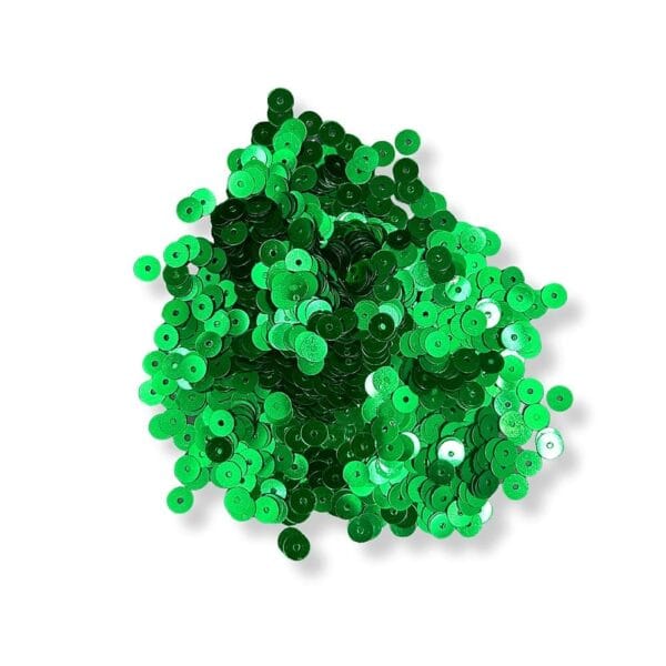 Zielone Cekiny Płaskie 6 mm 14 g Do Rękodzieła Komorek zielone cekiny płaskie o średnicy 6 mm w opakowaniu 14 g rozsypane na białym tle.