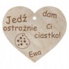 Personalizowana drewniana zawieszka do auta ze sklejki z grawerem "Jedź ostrożnie, dam Ci ciastko!" i podpisem Ewa.