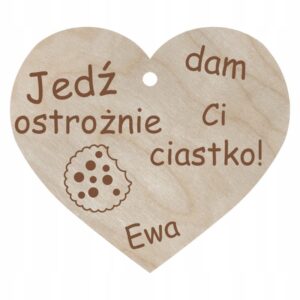 personalizowana-zawieszka-do-auta-jedz-ostroznie-z-imionieniem-drewniana-sklejka-laserowo-cieta-1 Personalizowana drewniana zawieszka do auta ze sklejki z grawerem "Jedź ostrożnie, dam Ci ciastko!" i podpisem Ewa.
